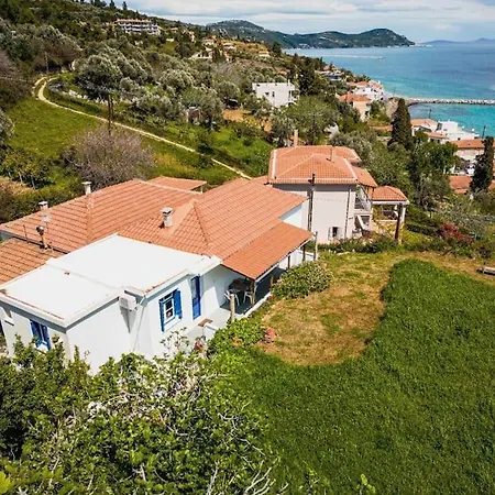 Hébergement de vacances Traditional House Near The Sea *